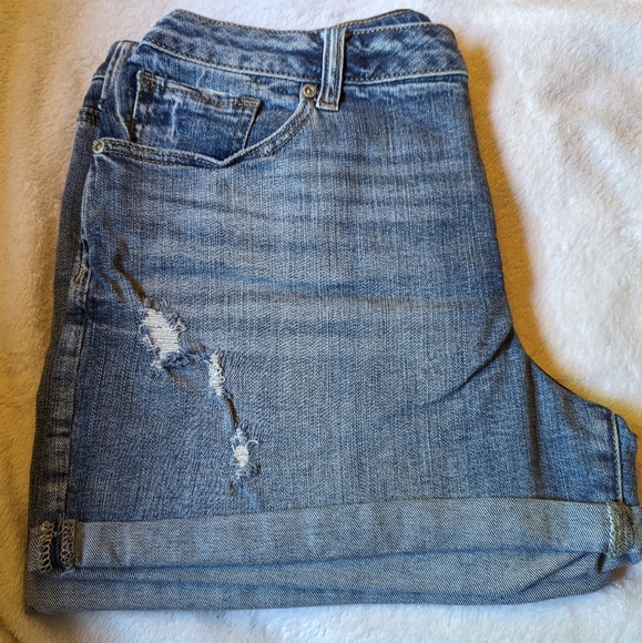 Maurices Distressed Jean Shorts - Picture 3 of 4